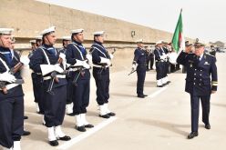 قائد القوات البحرية يفتش سفينة الإنزال والتدعيم الإمدادي”قلعة بني حماد”