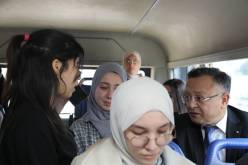بالصور.. بداري يتنقل رفقة طلبة كلية الطب باستعمال حافلات النقل الجامعي