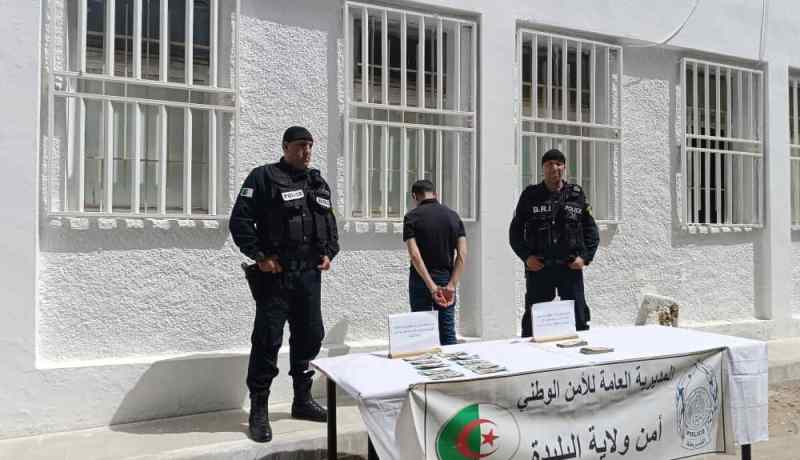 البليدة: توقيف شخص ينصب على المواطنين بإستعمال شبكة التواصل الاجتماعي.. وهذا ماعثر بحوزته