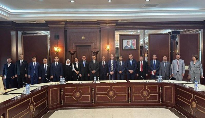 وفد مجموعة الصداقة البرلمانية الجزائر-أذربيجان يلتقي نظيره الآذري
