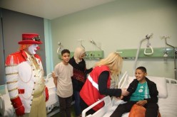 الهلال الأحمر الجزائري يتقاسم فرحة العيد مع أطفال فلسطين بالمستشفى العسكري ببني مسوس
