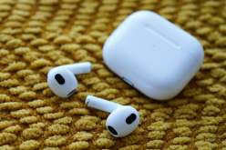 سماعات AIRPODS تطيح بسارق