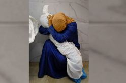 صورة امرأة فلسطينية تحتضن جثة ابنة أخيها تفوز بجائزة أفضل صورة عالمية