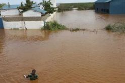 بالفيديو.. مصرع أكثر من 40 شخصا جراء انهيار سد في كينيا