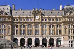 باريس: العثور على حقيبة بها أسلحة في محطة سان لازار