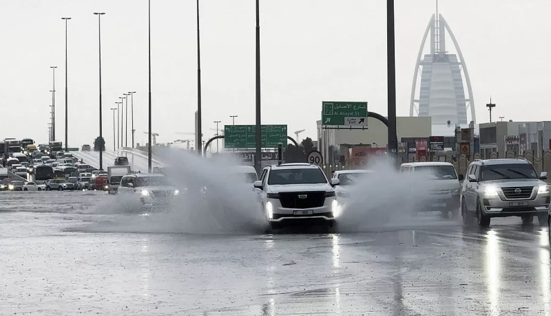 رفع مستوى التأهب.. أمطار غزيرة بالسعودية والإمارات