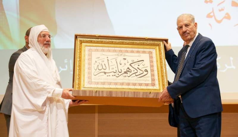 اليوم الوطني للذاكرة.. عميد جامع الجزائر يُكرم قوجيل