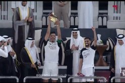 بالفيديو.. بونجاح يتوج بكأس أمير قطر وينال تكريما خاصا  