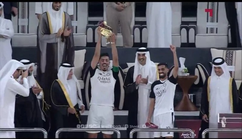 بالفيديو.. بونجاح يتوج بكأس أمير قطر وينال تكريما خاصا