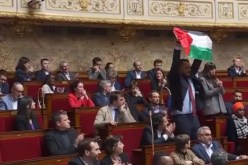 بالفيديو.. نائب فرنسي يرفع العلم الفلسطيني داخل البرلمان