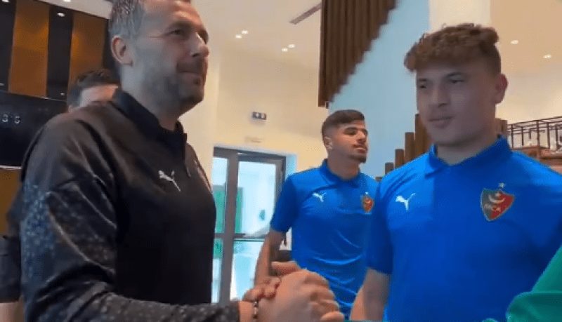 بالفيديو.. بوميل يبدي دعمه لشبان المولودية قبل نهائي الكأس