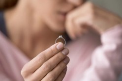 لأنني مطلقة أمي تكره إبنتي وتجرح كرامتي