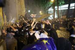 جورجيا: عشرات الآلاف ينزلون إلى الشوارع ضد قانون “النفوذ الأجنبي”