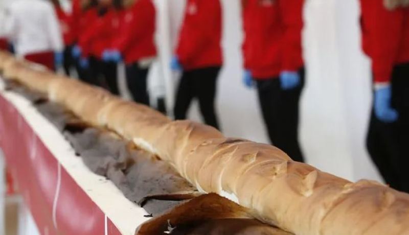 فرنسا تهزم إيطاليا بأطول رغيف خبز