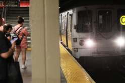 نيويورك: رجل يلقي سائلا قابلا للاشتعال في مترو الأنفاق