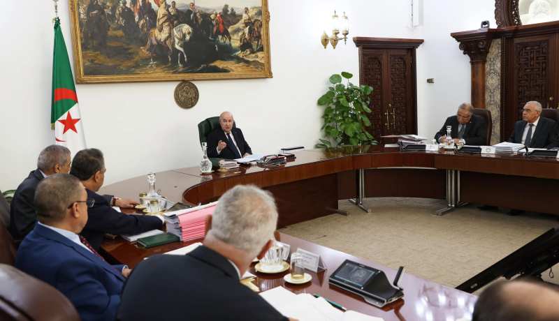 رئيس الجمهورية يأمر بالعمل على تنويع مصادر التموين بالإنترنت