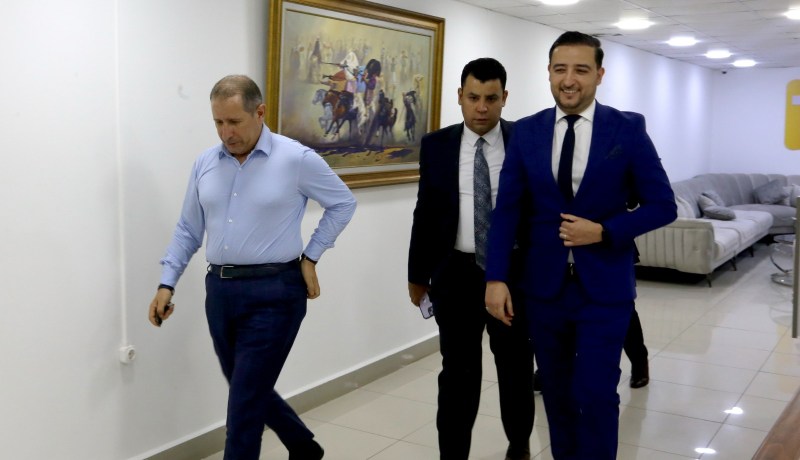 مستشار رئيس الجمهورية المكلف بالمديرية العامة للاتصال كمال سيدي سعيد يقدم تهاني الرئيس لعمال مجمع “النهار”