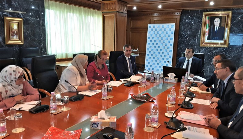 عرقاب يترأس اجتماع مع أعضاء اللجنة الوطنية للوقاية من السرطان ومكافحته