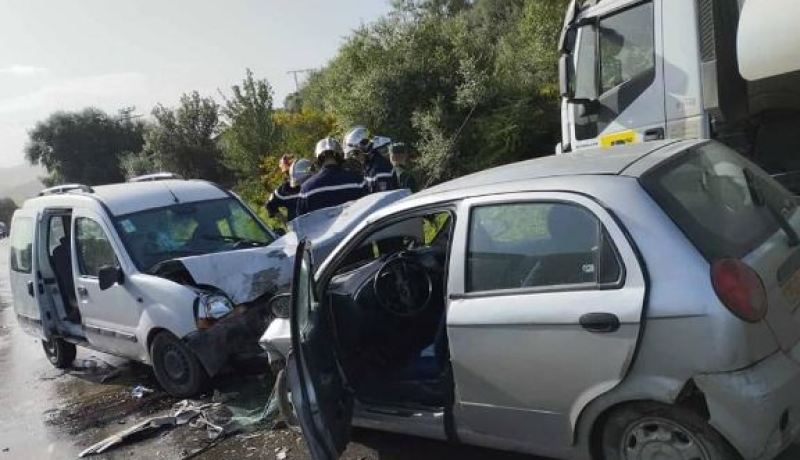 البويرة: 5 جرحى في حادث مرور بالطريق السيار