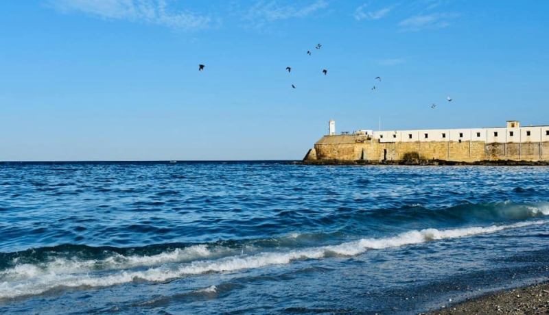 إنتشال جثة غريق من البحر بالعاصمة