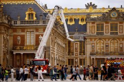 بالفيديو.. اندلاع حريق في قصر فرساي بفرنسا