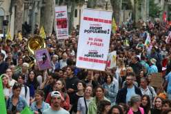 الفرنسيون يتظاهرون ضد اليمين المتطرف