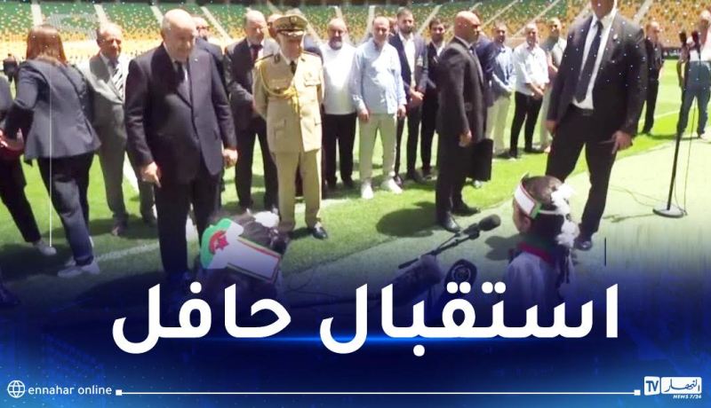 بالفيديو.. الرئيس تبون يدخل أرضية ميدان ملعب تيزي وزو ويصافح قدامى لاعبي شبيبة القبائل