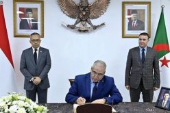 مقرمان يوقع على سجل التعازي إثر وفاة نائب رئيس أندونيسيا السابق