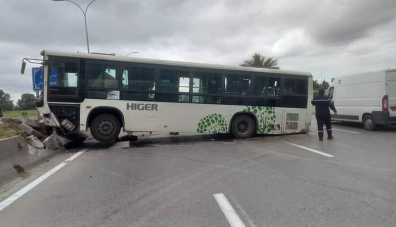 برج بوعريريج: 5 جرحى في حادث اصطدام بين حافلتين لنقل المسافرين