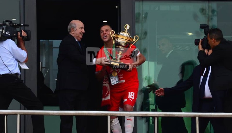 بالفيديو.. الرئيس تبون يسلم الكأس التاسعة لشباب بلوزداد