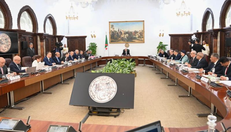 ملفات الماء والجالية.. رئيس الجمهورية يترأس اجتماعا للوزراء