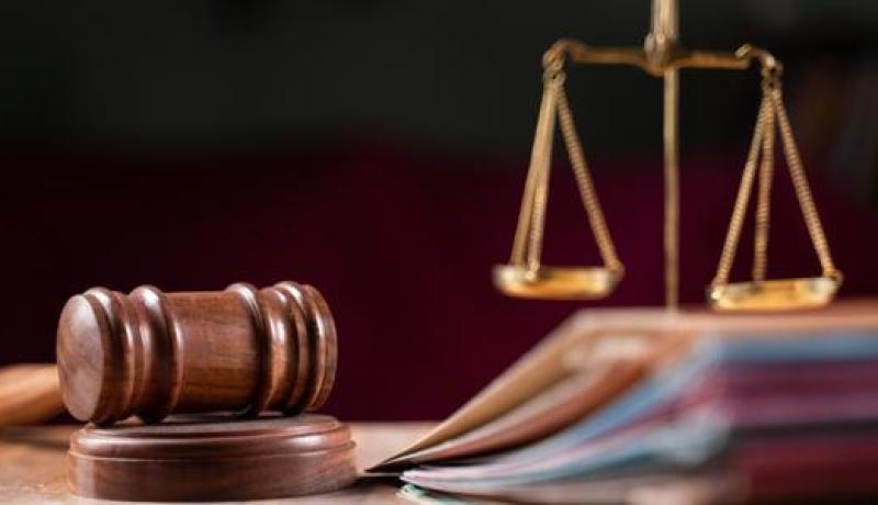 حارس “باركينغ “مهدد بالحبس لضلوعه في جريمة سرقة مجوهرات من سيارة جاره