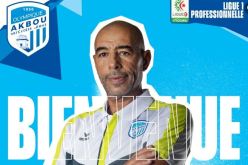 التونسي معز بوعكاز مدربا جديدا لأولمبيك أقبو