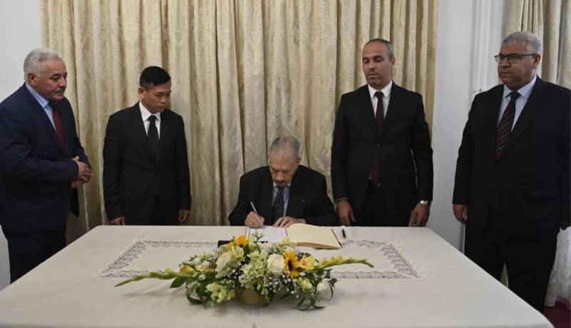 إثر وفاة الأمين العام للحزب الشيوعي الفيتنامي.. قوجيل يوقع على سجل التعازي