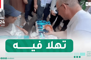 موقف جميل من بن قرينة مع شاب يبيع المناديل في بجاية .. شاهدوا