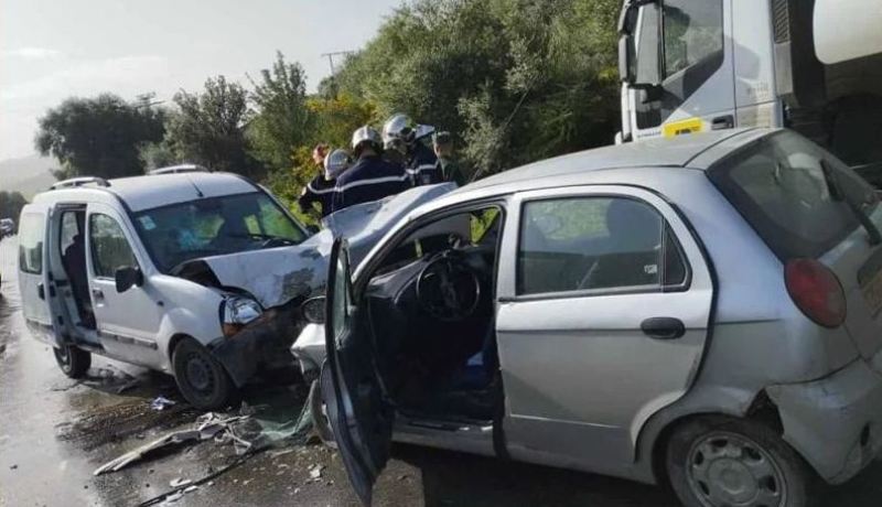 6 جرحى في حادث إصطدام بين سيارتين بغليزان