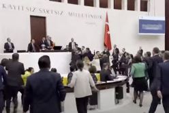 بالفيديو.. اشتباك عنيف بالأيدي في البرلمان التركي