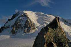 انهيار ثلجي يودي بحياة شخص واحد على الأقل وأربعة جرحى