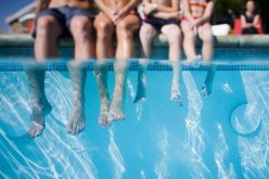 شاب ينقذ عائلته من التعرض للصعق الكهربائي في حمام السباحة