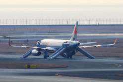 فيديو صادم.. شاب يخرج من الطائرة ويمشي على جناحها ثم ينزل إلى مدرج المطار