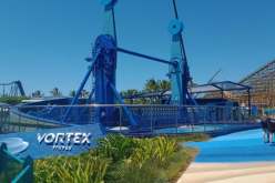 بالفيديو.. 13 شخصا يعلقون لأكثر من 90 دقيقة في لعبة منتزه