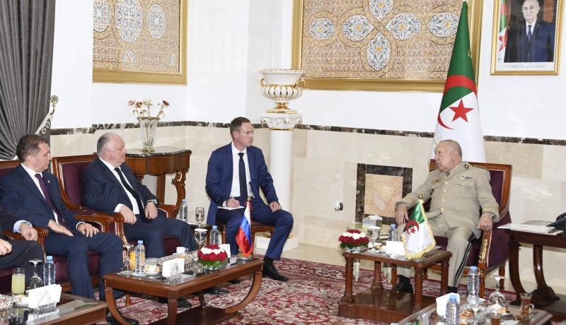 الفريق أول شنڨريحة يستقبل المدير العام للشركة الروسية “Rosoboronexport”
