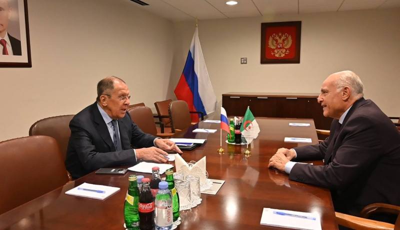 وزير الخارجية يتحادث مع نظيره الروسي