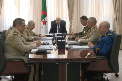 رئيس الجمهورية القائد الأعلى للقوات المسلحة وزير الدفاع الوطني يترأس إجتماعا للمجلس الأعلى للأمن مصغرا
