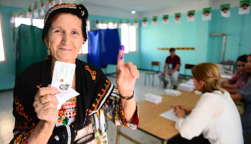 تمديد توقيت غلق مكاتب الاقتراع إلى الثامنة مساءً