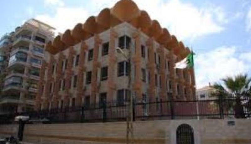 سفارة الجزائر ببيروت تدعو المواطنين المعنيين بالإجلاء إلى إتمام إجراءات التسجيل