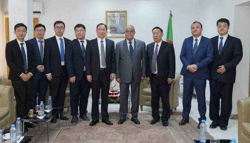 عون يتباحث مع الرئيس المدير العام لشركة ELINC فرع الشركة الصينية CEC