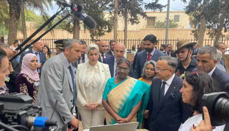 الرئيسة الهندية تزور موقع الآثار الرومانية بتيبازة