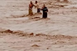 فيما تم إنقاذ 5 آخرين.. السيول تحاصر عائلة من 5 أفراد بالأغواط