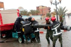 تبسة.. إخراج سيارتين عالقتين بالوحل وامتصاص مياه الأمطار من داخل المنازل